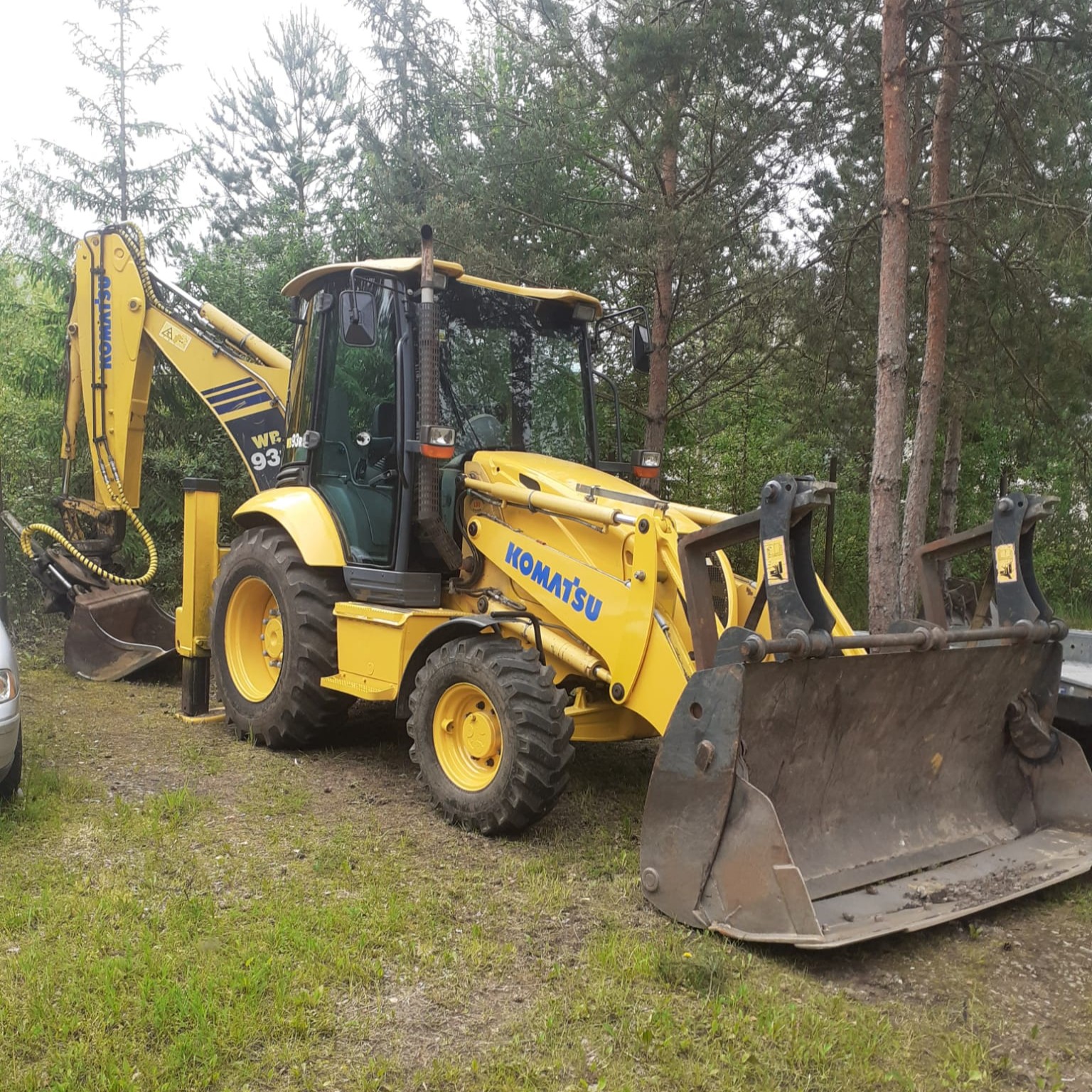 Komatsu WB93R riteņu ekskavators-iekrāvējs Jaunbirzaki