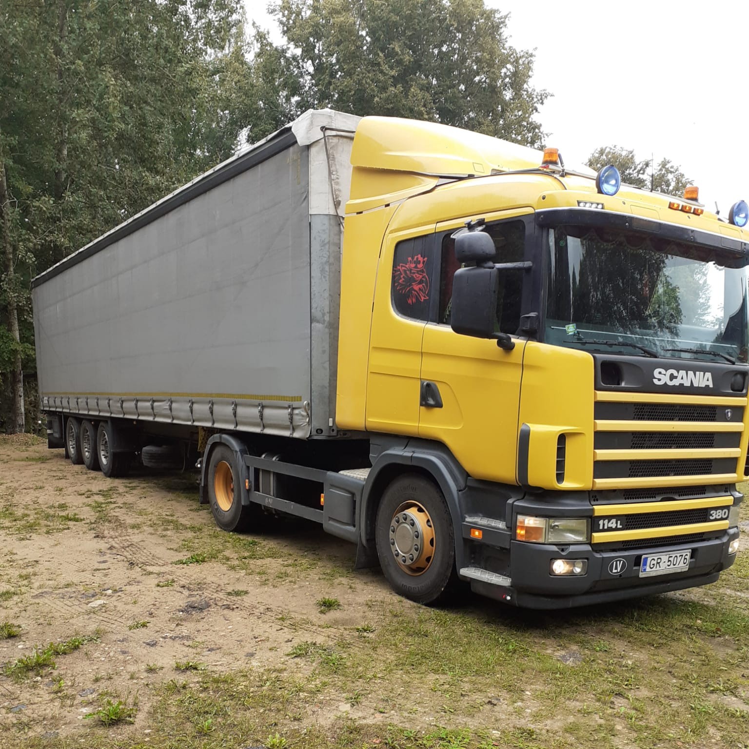 Scania vilcējs ar tentu puspiekabi Jaunbirzaki