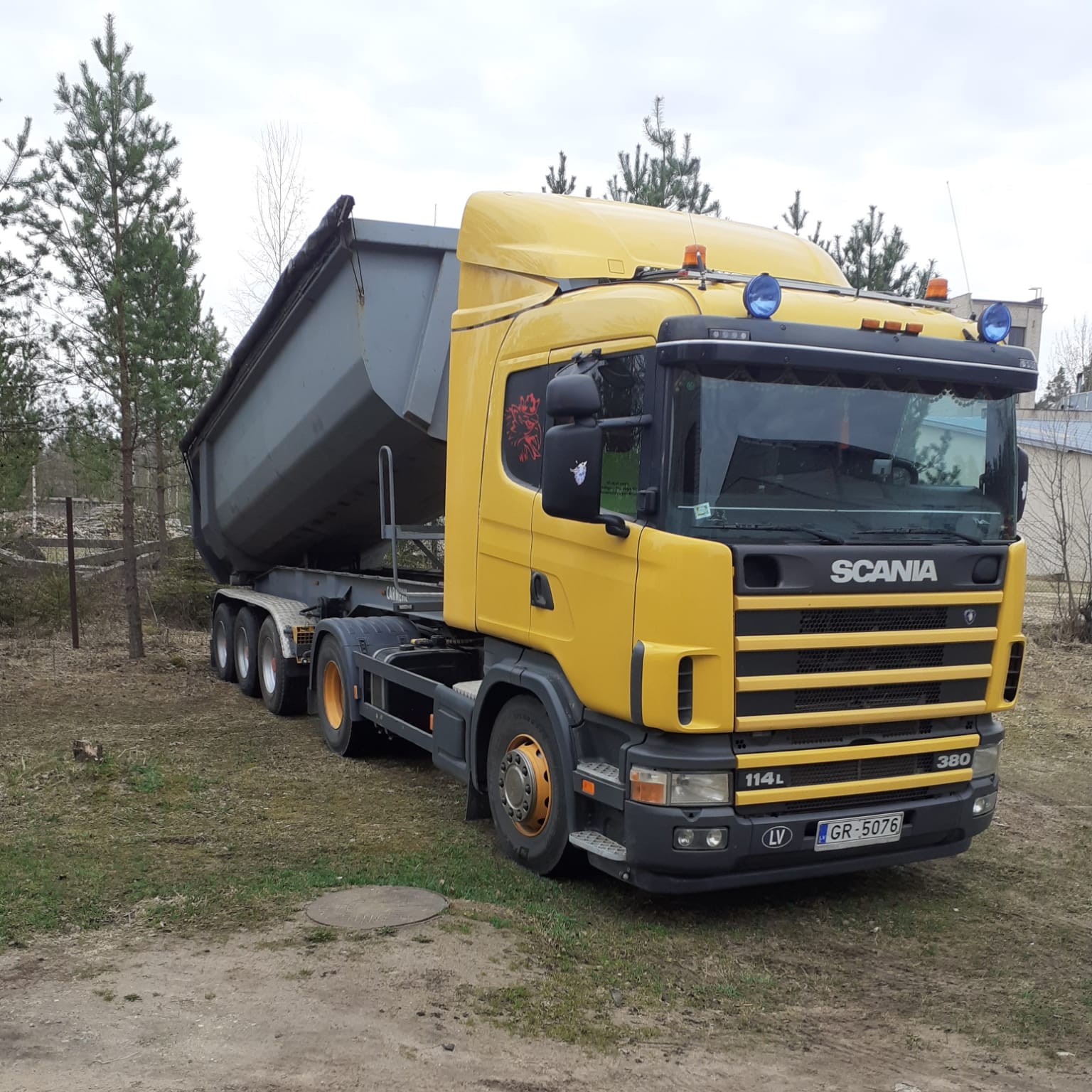 Scania vilcējs ar Carnehl pašizgāzēja puspiekabi Jaunbirzaki
